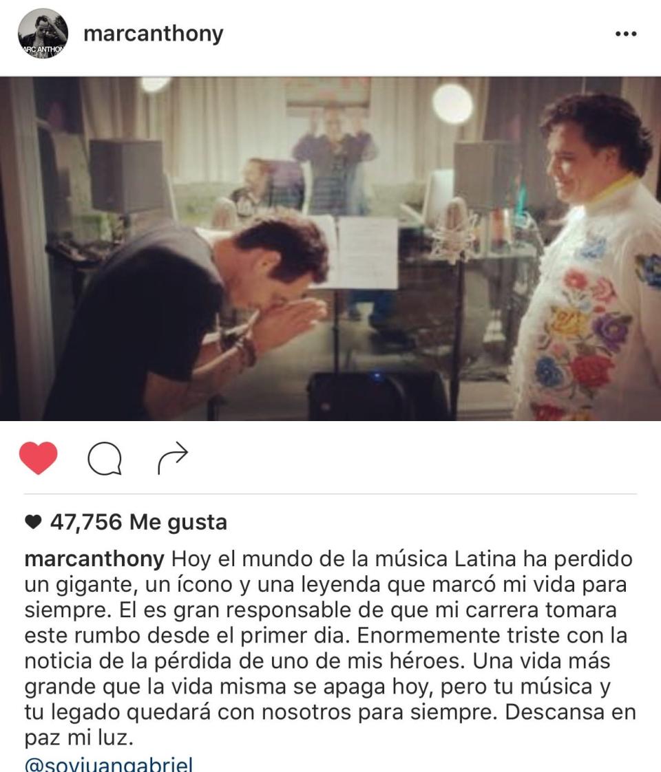 Marc Anthony escribió una larga carta muy sentida, para Juan Gabriel: “Hoy el mundo de la música Latina ha perdido un gigante, un ícono y una leyenda que marcó mi vida para siempre. El es gran responsable de que mi carrera tomara este rumbo desde el primer día. Enormemente triste con la noticia de la pérdida de uno de mis héroes. Una vida más grande que la vida misma se apaga hoy, pero tu música y tu legado quedará con nosotros para siempre. Descansa en paz mi luz”. @soyjuangabriel