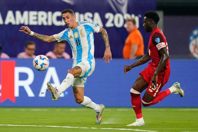 Ángel Di María patea al arco durante el partido ante Canadá, el penúltimo de su ciclo en la selección