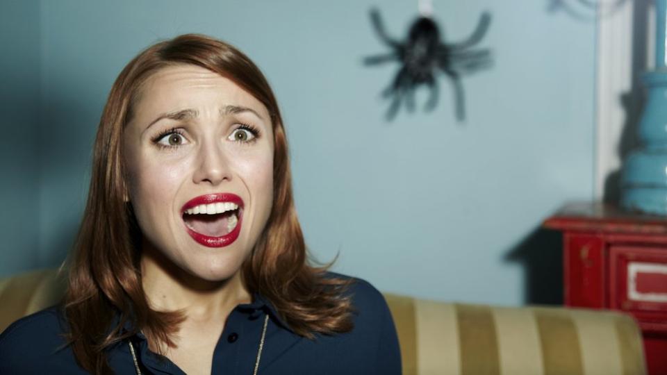 Mujer asustada por una araña