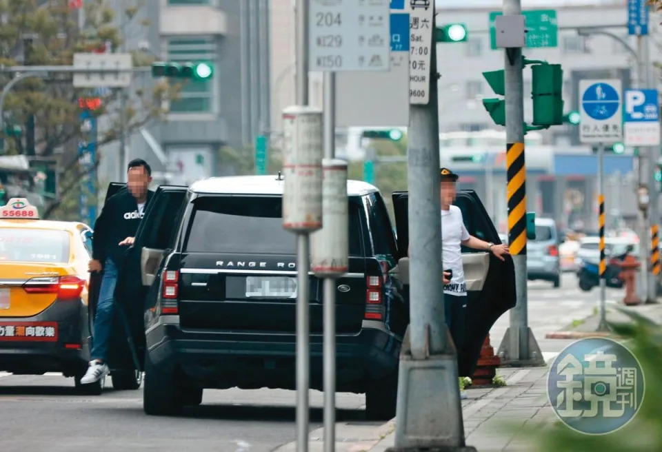 小明（右）平常搭乘的名車RANGE ROVER，車牌是他鍾情的連號號碼。