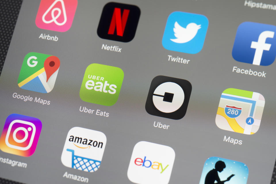 Primer plano de las aplicaciones Uber y Uber Eats, rodeadas por las aplicaciones Airbnb, Netflix, Twitter, Facebook, Google Map, Maps, Instagram, Amazon, Ebay y Kindlel en la pantalla de un teléfono móvil. (Getty Creative)