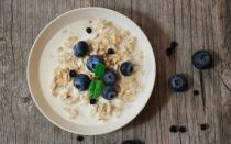 <p>Ein ausgewogenes Frühstück ist natürlich trotzdem wichtig. Perfekt dafür eignet sich beispielsweise eine Portion Haferflocken mit Heidelbeeren. Haferflocken sind nicht nur reich an gesunden Ballaststoffen, sondern schützen auch die Magenschleimhaut, während Heidelbeeren den Stoffwechsel anregen. (Bild: iStock / vm2002)</p> 