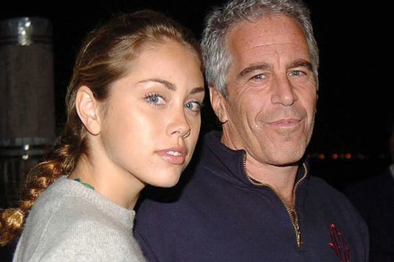 Jeffrey Epstein junto a una de las víctimas