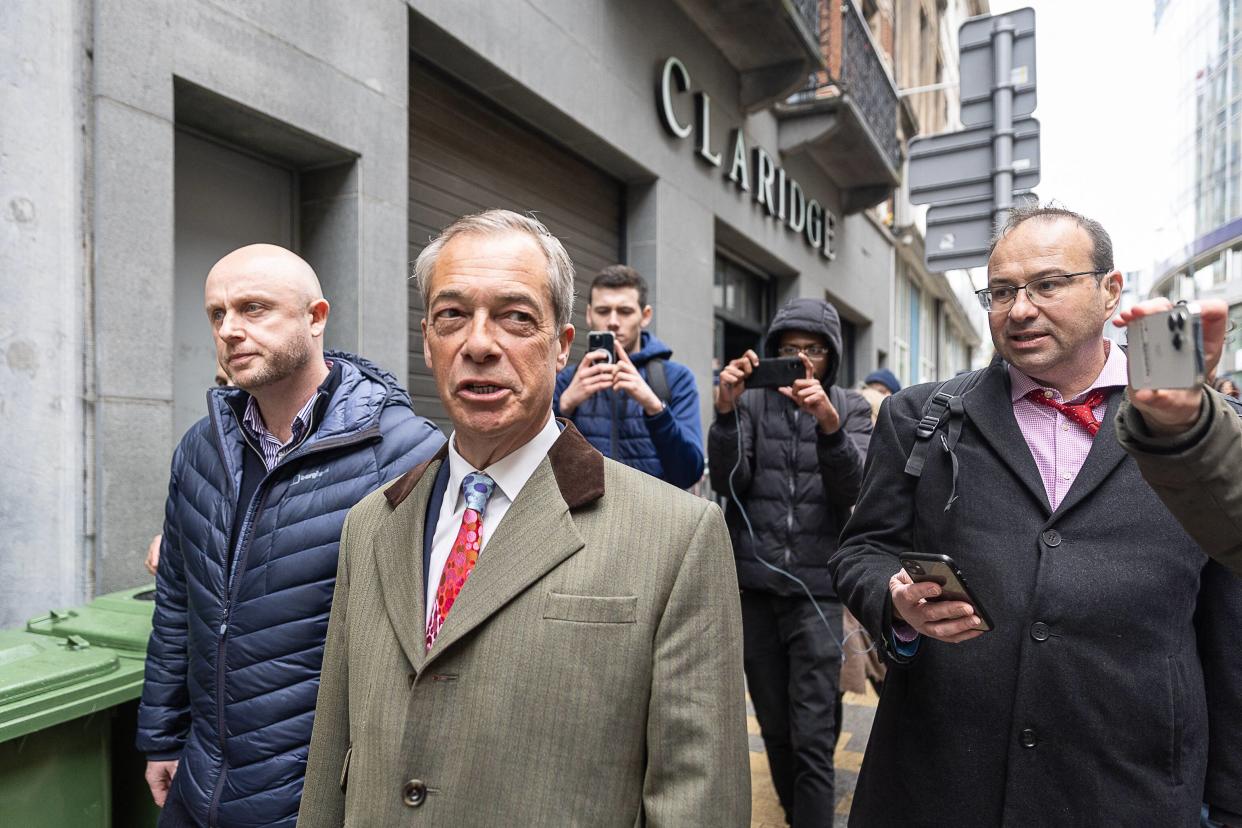 Nigel Farage, ici quittant les lieux après que la police a bloqué l’entrée de la conférence sur le conservatisme « NatCon » réunissant des politiciens d’extrême droite dans un hôtel de Bruxelles, en Belgique, le 16 avril 2024.