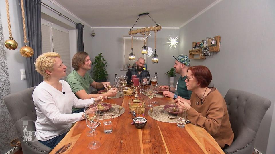 Iris (links), Sebastian (zweiter von links), Kim und Andrea finden es total süß, dass Flo sein Dinner seiner Frau als Liebeserklärung gewidmet hat.
 (Bild: RTL)