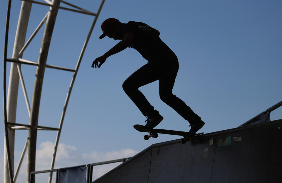 Auch Skateboards haben im Disneyland nichts zu suchen! Schließlich sind dort tagtäglich große Besucherströme unterwegs. Freies Skaten somit so gut wie unmöglich und Unfälle bei Regelbruch praktisch programmiert. Auch rennen darf man übrigens nicht. (Bild-Copyright: Stanley Chou/Getty Images for Laureus)