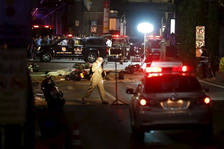 Security forces inspect the site of a blast in central Bangkok, Thailand, August 17, 2015. REUTERS/Chaiwat Subprasom