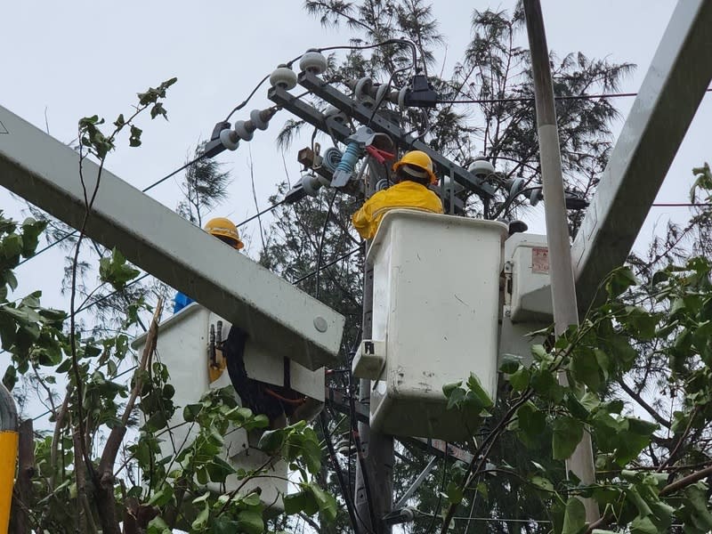 颱風來襲屏東逾萬戶曾停電  台電持續搶修 颱風山陀兒儘管尚未正式登陸，但暴風圈已影響南台 灣，截至下午4時，屏東曾停電戶數逾萬戶，台電人 員持續冒著風雨搶修。 （台電提供） 中央社記者李卉婷傳真  113年10月2日