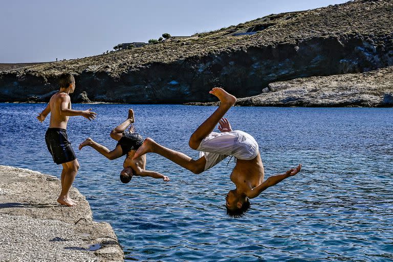 Un grupo de chicos juegan en la playa de Agios Sostis, en las islas griegas