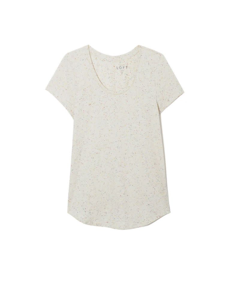 <p>T-shirt moucheté doux et vintage Loft, 25$, loft.com </p>