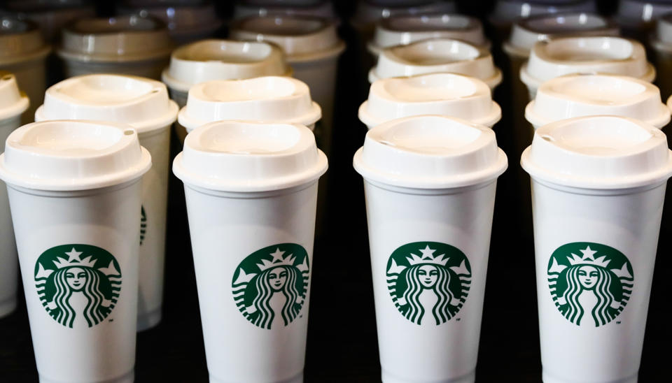 Starbucks está eliminando sus vasos de un solo uso | Al Día News