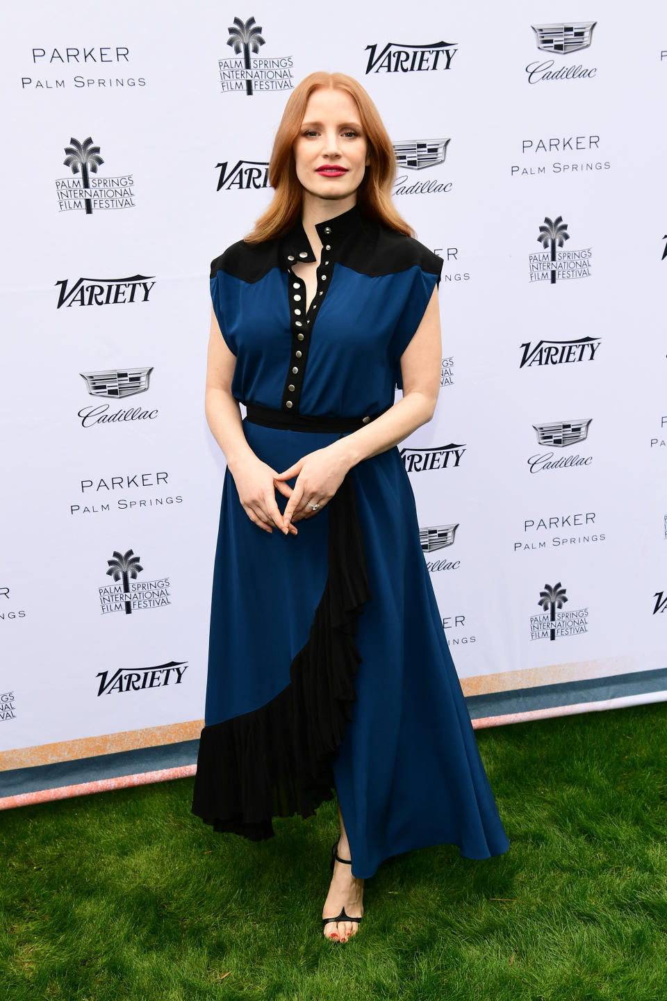<p>Jessica kam in einem eleganten blau-schwarzen Kleid von Givenchy. <em>[Bild: Getty]</em> </p>