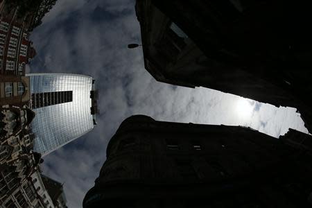Sunlight is reflected from the Walkie Talkie tower in central London September 3, 2013. REUTERS/Stefan Wermuth