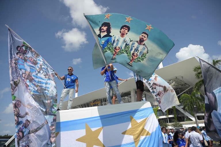 Hinchas argentinos antes del partido final del torneo Conmebol Copa América 2024 entre Argentina y Colombia en el Hard Rock Stadium, en Miami, Florida.