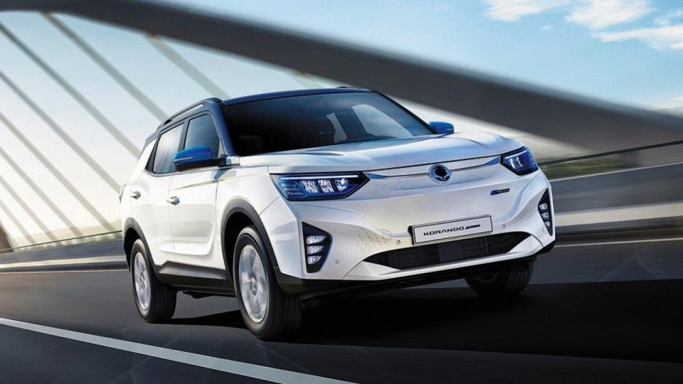 Korando e-Motiong 是 SsangYong 旗下首款量產純電產品，標榜擁有純電續航 347 公里，延續第四代Korando 車系的基礎打造，瞄準中型 SUV 級距，外觀換上電能化的專屬扮相，內裝改以藍黑雙色鋪陳，強化科技氛圍，營造不同於一般燃油版本 Korando 的差異化識別。動力方面採 400V 架構的 Korando e-Motiong 為前輪驅動配置，最大馬力為 190 匹(PS)、最大扭力 36.7 公斤米。