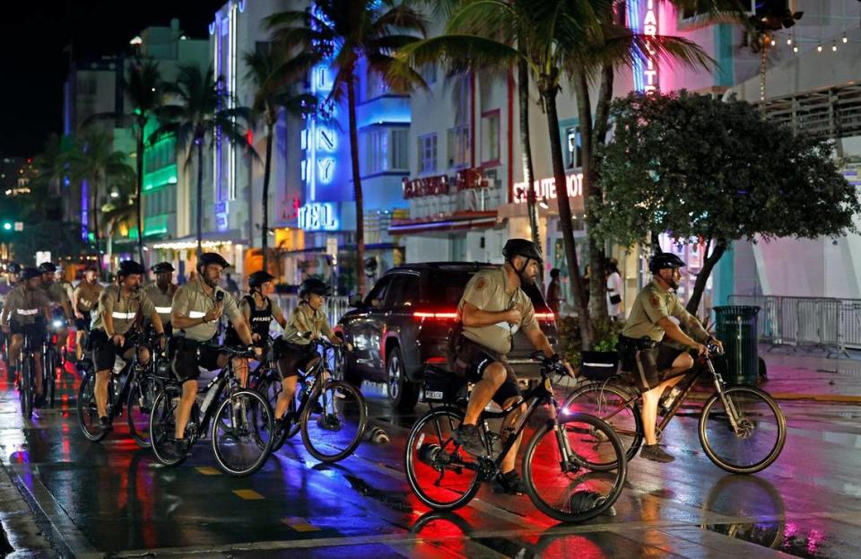 Un aguacero empañó la fiesta de las vacaciones de primavera mientras una unidad de bicicletas de la policía de Miami-Dade patrullaba a lo largo de Ocean Drive en Miami Beach, la Florida, el domingo 17 de marzo de 2024.