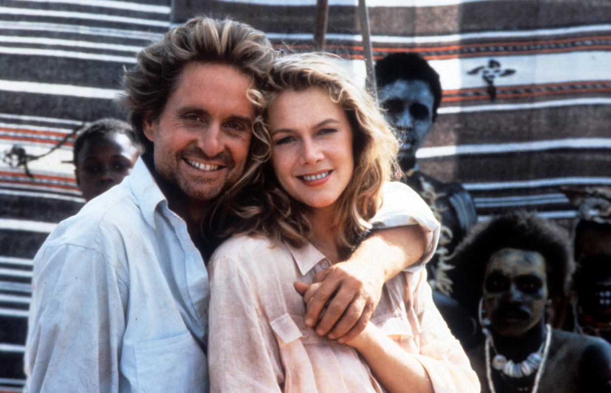 Michael Douglas y Kathleen Turner en el set de la película 'La joya del Nilo', 1985. (Foto de 20th Century-Fox/Getty Images)