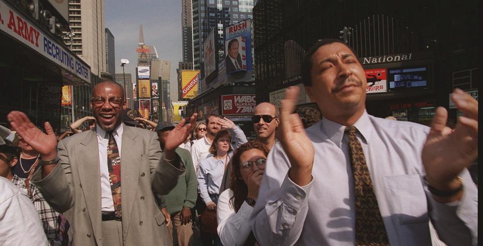 ARCHIVO - Una multitud de peatones reacciona mientras miran una pantalla gigante en Times Square de Nueva York, el 3 de octubre de 1995, donde se anunciaba la noticia de que O.J. Simpson fue declarado inocente de matar a Nicole Brown Simpson y Ronald Goldman. Para muchas personas lo suficientemente mayores como para recordar el juicio por asesinato de O.J. Simpson, su exoneración en 1994 fue un momento decisivo en su comprensión de la raza, las fuerzas del orden y la justicia. Casi tres décadas después, sigue reflejando las diferentes realidades de los estadounidenses blancos y negros. (Foto AP/Rosario Esposito, archivo)