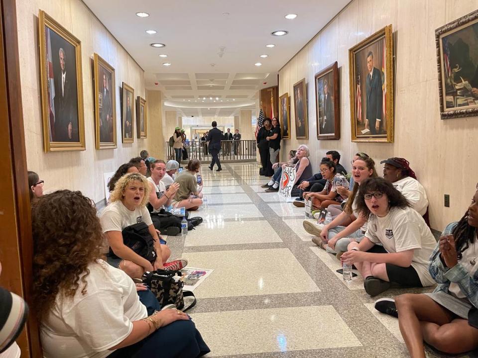 Unas decenas de manifestantes hicieron una manifestación en la oficina del gobernador Ron DeSantis en el Capitolio en Tallahassee el miércoles 3 de mayo de 2023.