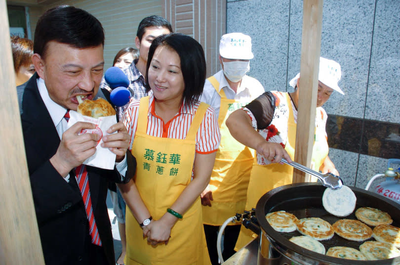 慕鈺華幫助創業青蔥餅攤，余天雪中送炭義務開幕站台。（圖／報系資料照）