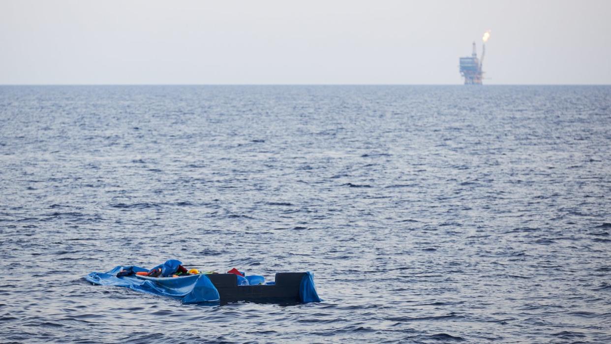 Die Hülle eines Schlauchbootes treibt im Mittelmeer. Symbolfoto: Fabian Heinz/Sea-Eye