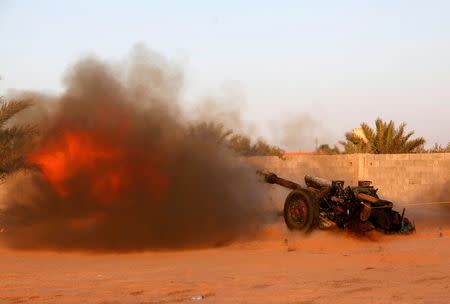 Libyan forces allied with the U.N.-backed government fire an artillery cannon at Islamic State fighters' positions in Sirte, Libya August 15, 2016. REUTERS/Ismail Zitouny