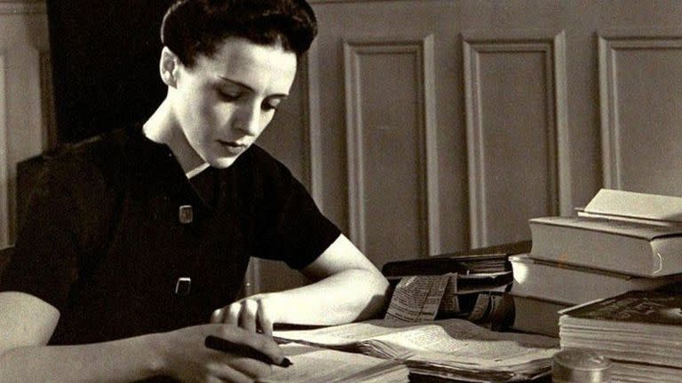 Eve, la segunda hija de los Curie fue una reconocida periodista y humanista. Fue la autora de la biografía: "Madame Curie"