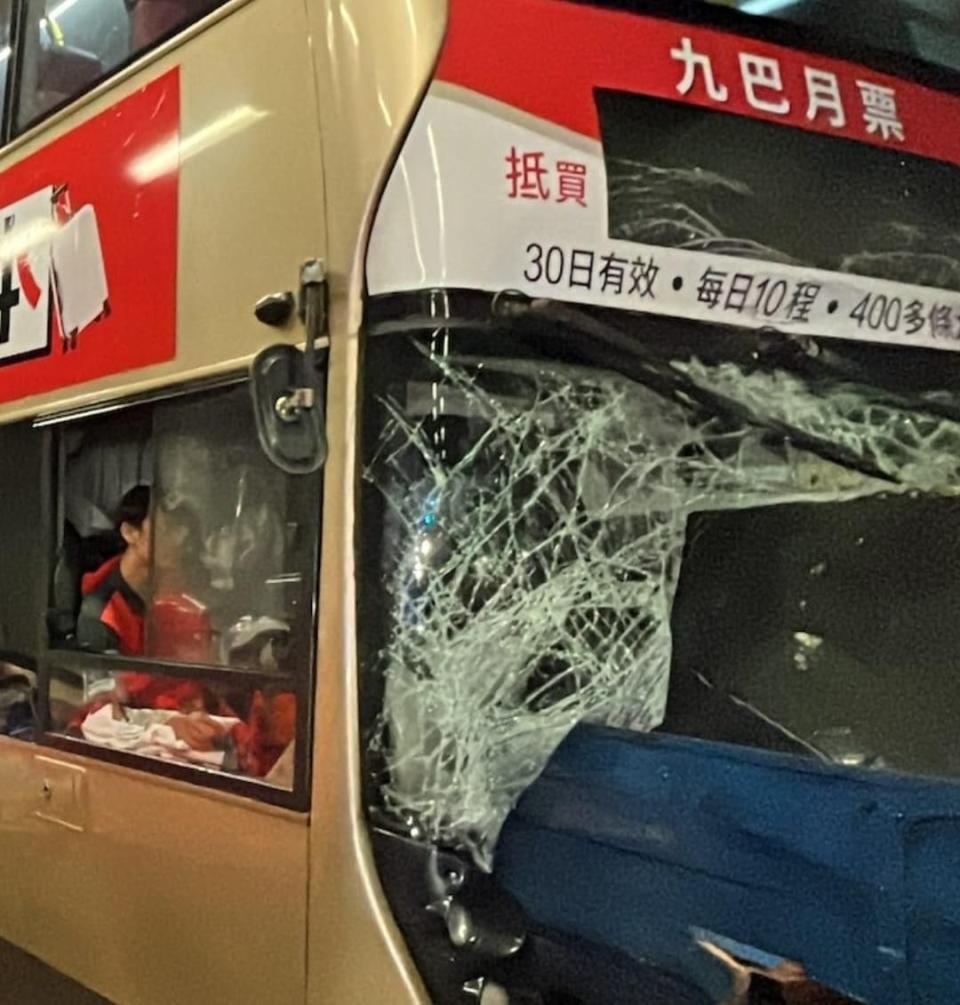 大欖隧道巴士與吊臂車相撞，男巴士司機被困。（網片截圖）