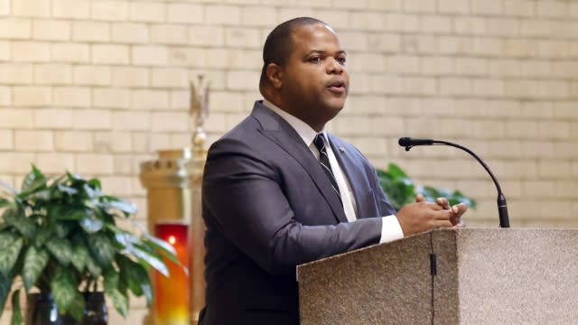 Dallas Mayor Eric Johnson speaks.