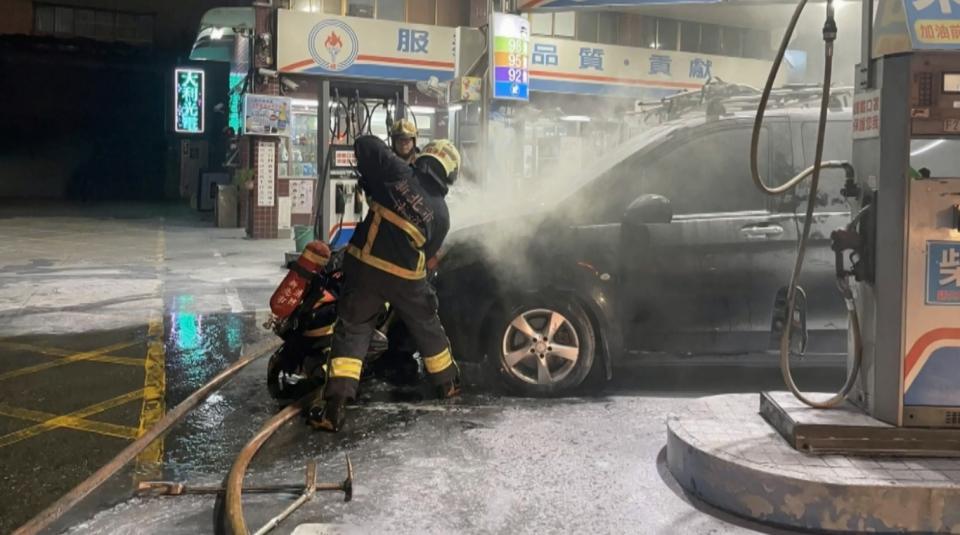 消防人員到場後射水將火勢撲滅，所幸無人員傷亡。（圖／東森新聞）