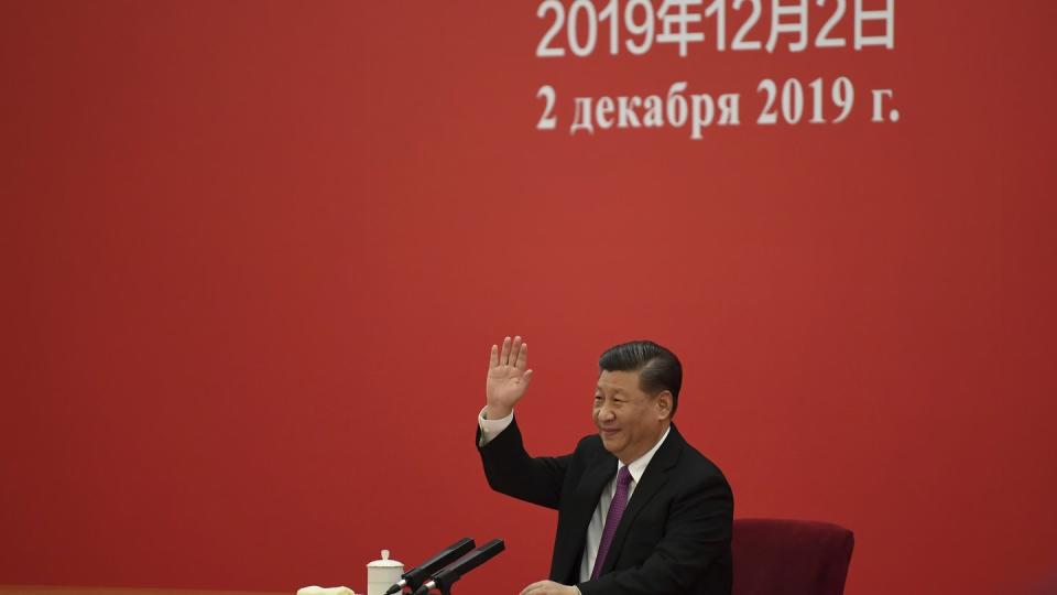 Chinas Prasident Xi Jingping spricht mit seinem russischem Amtskollegen Putin per Videobrücke aus der Großen Halle des Volkes.