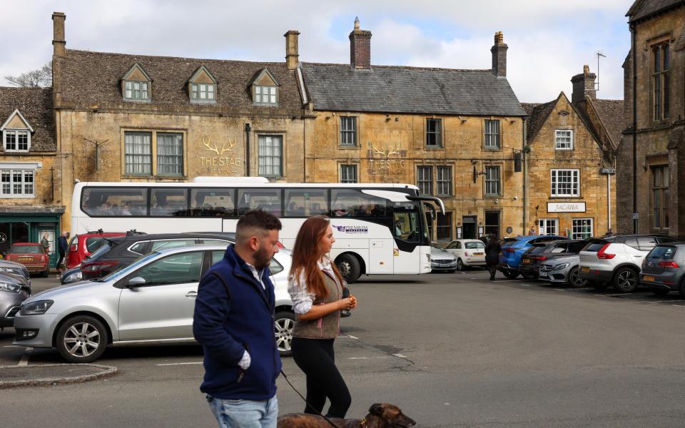 Jack's coach arrives at the village of Stow in the Wold