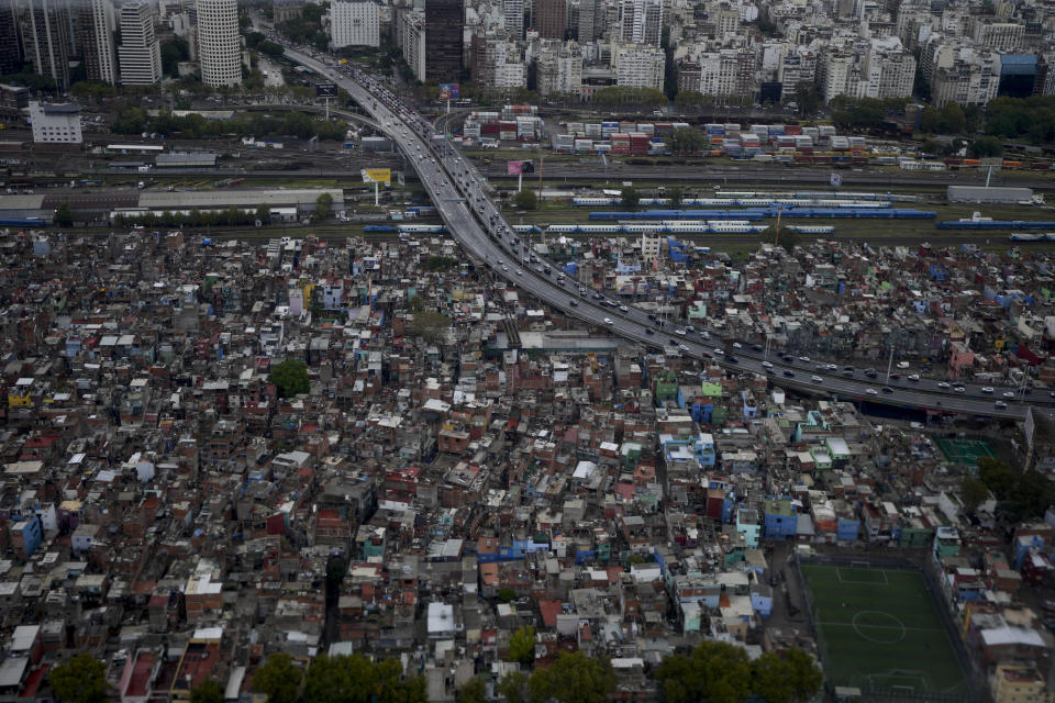 En esta imagen de archivo, vista aérea del vecindario Villa 31, en Buenos Aires, Argentina, el 3 de abril de 2023. El presidente de Argentina, Javier Milei, eliminó los controles de precios y recortó drásticamente las subvenciones, lo que disparó los precios en un país que ya tenía una de las tasas de inflación más altas del mundo. (AP Foto/Natacha Pisarenko, archivo)