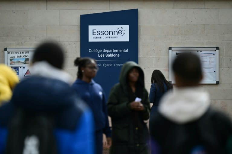 Des élèves, le 5 avril 2024, devant l'entrée du collège Les Sablons à Viry-Châtillon, en Essonne, où était scolarisé un adolescent passé à tabac qui a succombé à ses blessures (Miguel MEDINA)