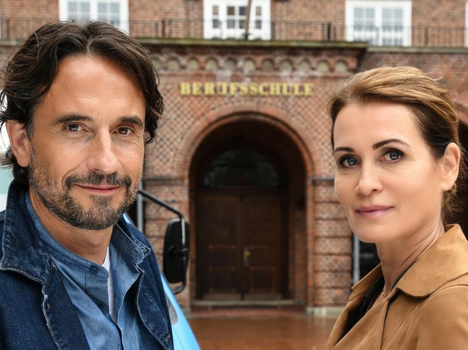 Oliver Mommsen und Anja Kling sind in "Schule am Meer - Frischer Wind" gemeinsam zu sehen. (Bild: ARD Degeto/Uwe Ernst)