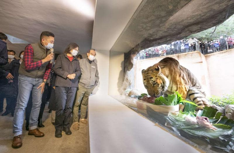 蔡總統竹市動物園慰問員工贈加菜金