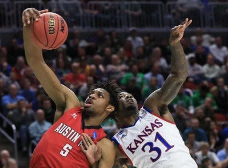 Chris Horton, who led Austin Peay to the 2015-16 NCAA Tournament where the Governors played Kansas, will be inducted into the school's athletic hall of fame.