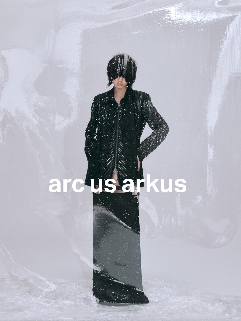 <h3>arc us arkus X 設計哲學</h3><p>在布料垂墜與褶皺的線條之間，再再能窺見與衣服、衣櫥相關的生活細節。</p><cite>arc us arkus</cite>