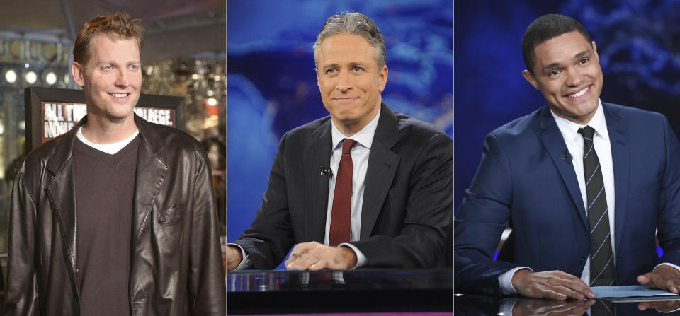 En esta combinación de fotos, de izquierda a derecha: Craig Kilborn, exconductor de "The Daily Show", asiste al estreno de "Old School" en Los Angeles el 13 de febrero de 2003; Jon Stewart durante una grabación de "The Daily Show with Jon Stewart" en Nueva York el 30 de noviembre de 2011; y Trevor Noah durante una grabación de "The Daily Show with Trevor Noah" en Nueva York el 29 de septiembre de 2015. "The Daily Show" de Comedy Central debutó hace 25 años con el fin de ridiculizar el periodismo y advertir a los espectadores sobre cómo asimilan la información. (AP Foto)