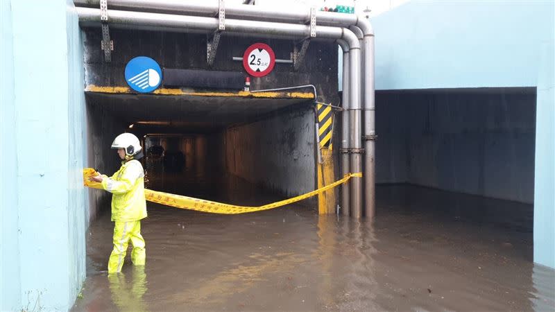 北投區一處涵洞傳出淹水，2台車因故障在涵洞內動彈不得。（圖／翻攝畫面）