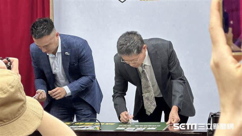 雲豹執行長張建偉（左）、台啤籃球協會理事長林士傑（右）正式簽約結盟。（圖／記者蔡厚瑄攝影）