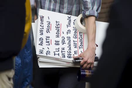 A man carries a cue card for David letterman outside the Ed Sullivan Theater in Manhattan after the taping of tonight's final edition of "The Late Show" with David Letterman in New York May 20, 2015. REUTERS/Lucas Jackson