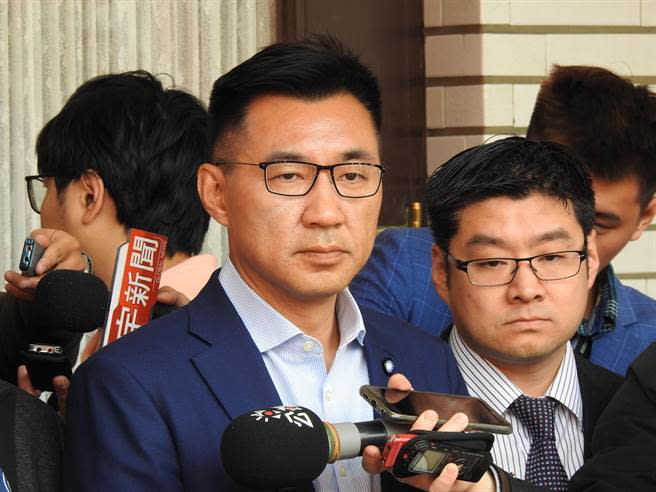 高雄市長補選國民黨候選人李眉蓁論文涉抄襲，黨內高層直言要守住3成選票很難，此事也讓黨內「倒江」聲浪高漲，轉拱朱立倫、馬英九角逐黨主席。