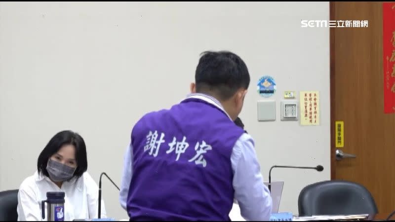 國民黨中常委謝坤宏發言時說到孫中山已經「成仙」，一旁的立委柯志恩面帶尷尬。