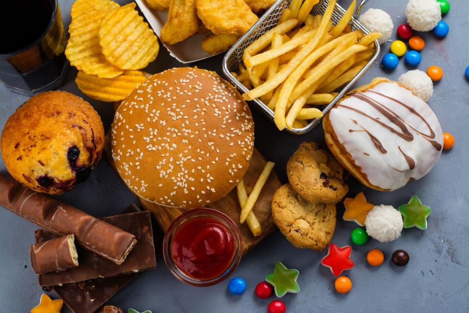 Zu den "verbotenen" Nahrungsmitteln im Paleo-Konzept gehören in erster Linie industriell intensiv verarbeitete Produkte wie Süßigkeiten, Fertigkost, Fastfood, Chips und Co. (Bild: iStock/happy_lark)