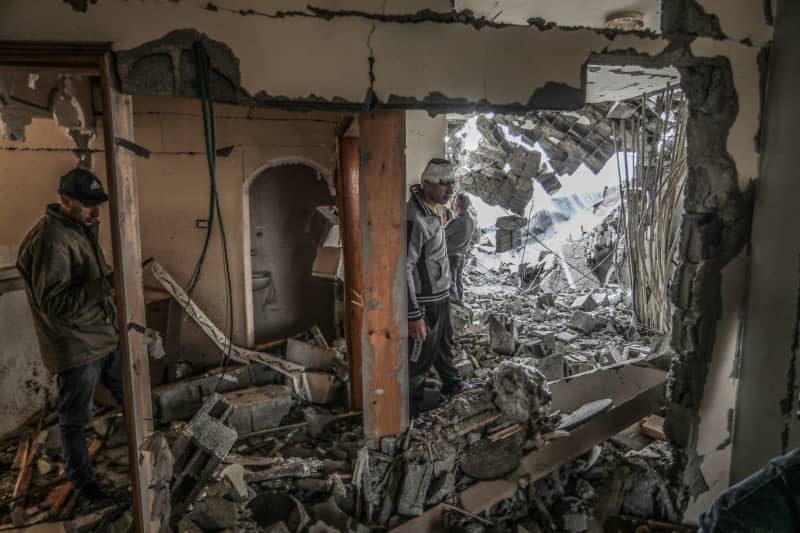 Palestinians inspect a destroyed apartment after an Israeli airstrike. Abed Rahim Khatib/dpa