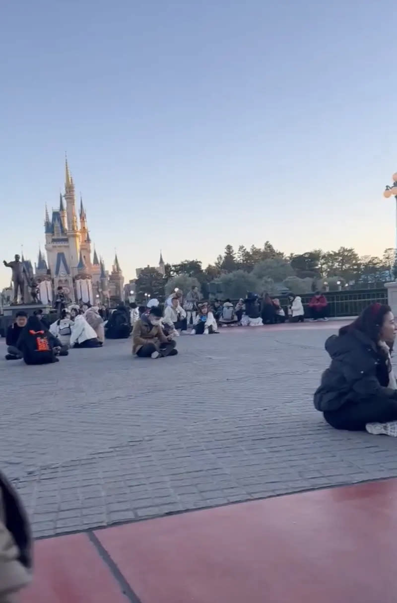 ▲處在東京迪士尼的網友轉發現場畫面，表示園區突然響起緊急地震警報，大家都沒有說話，直接蹲在原地等待。（圖／翻攝自X）