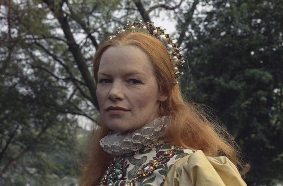 ARCHIVO - La actriz británica Glenda Jackson, ganadora del Oscar por su papel como la reina Isabel I, es nuevamente Isabel de Inglaterra el 13 de mayo de 1971 en los Estudios Shepperton en Middlesex, Inglaterra, para una producción de Hal Wallis sobre María de Escocia. Glenda Jackson, actriz ganadora de dos Premios de la Academia, que tuvo una larga segunda carrera como legisladora británica, murió a los 87 años. El agente de Jackson, Lionel Larner, dijo que murió el jueves 15 de junio de 2023 en su casa en Londres después de una breve enfermedad.(Foto AP/Bob Dear, archivo)