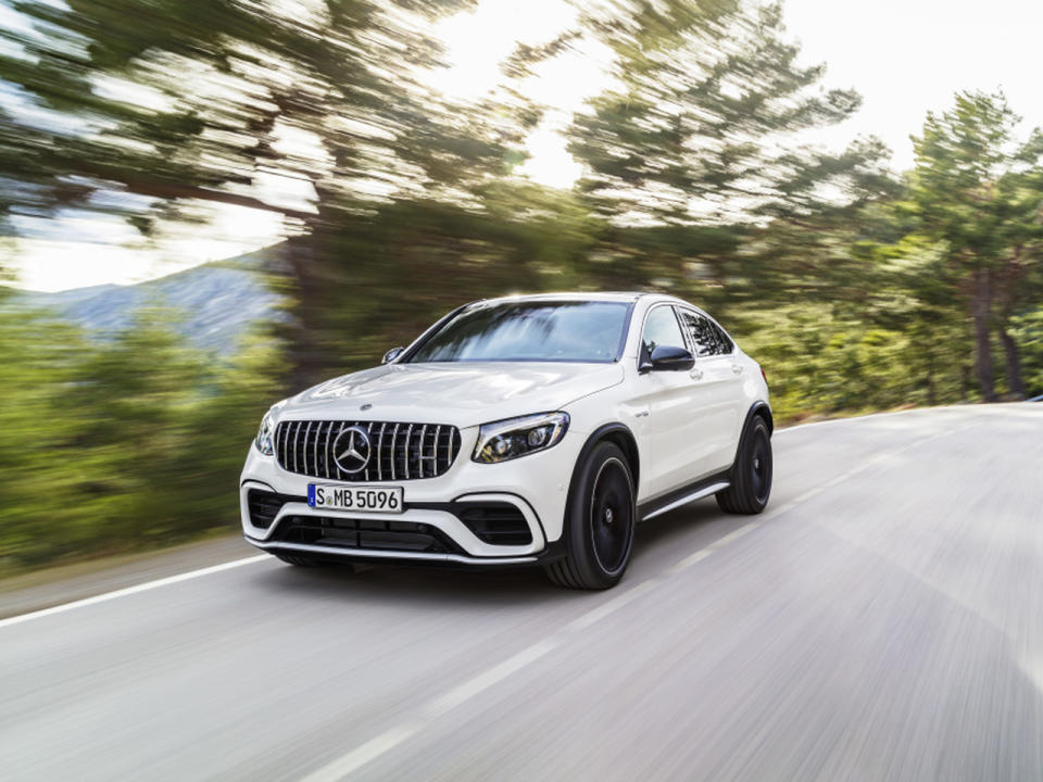 Schnell wird es beim Mercedes-AMG. Die neue Spitzenvariante des Mittelklasse SUV GLC wird es als Standardmodell sowie als Coupé mit jeweils zwei Leistungsvarianten geben – 476 PS und 510 PS. Der Preis für einen SUV liegt zwischen 82.705 Euro und 90.976 Euro, beim Coupé geht es ab 86.335 Euro los. (Bild-Copyright: Mercedes-Benz)