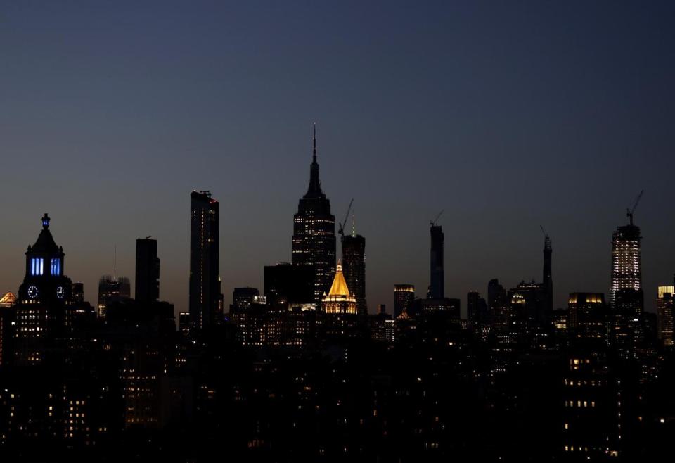 紐約曼哈頓大停電，讓帝國大廈等摩天大樓一片漆黑。（東方IC）
